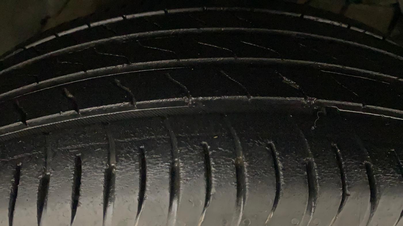 2023 Maruti BREZZA VXI AT SMART HYBRID, Petrol, Automatic, 52,972 km, Right Front Tyre Tread
