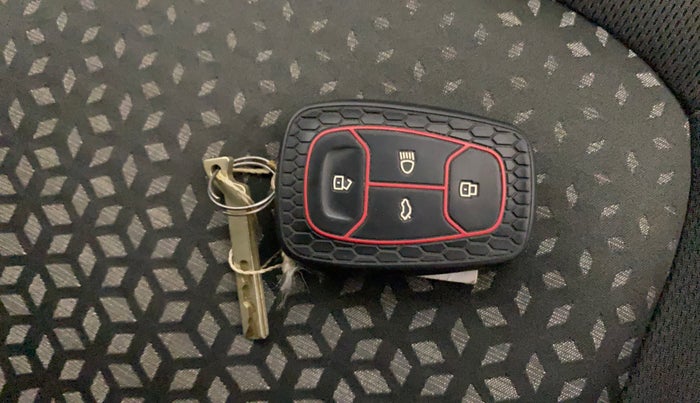 2018 Tata NEXON XZ PLUS PETROL, Petrol, Manual, 34,752 km, Key Close Up