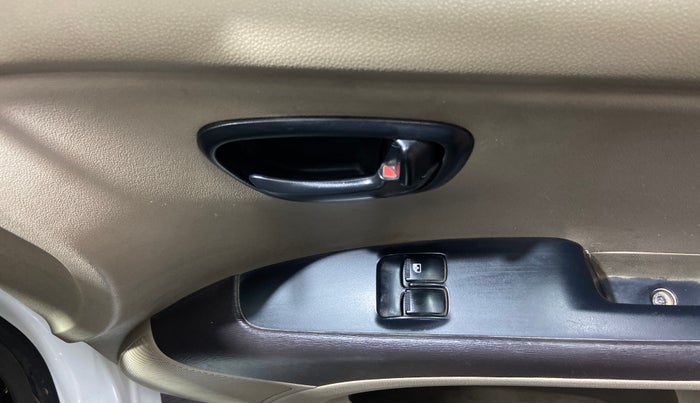 2013 Hyundai i10 ERA 1.1, CNG, Manual, 88,624 km, Driver Side Door Panels Control