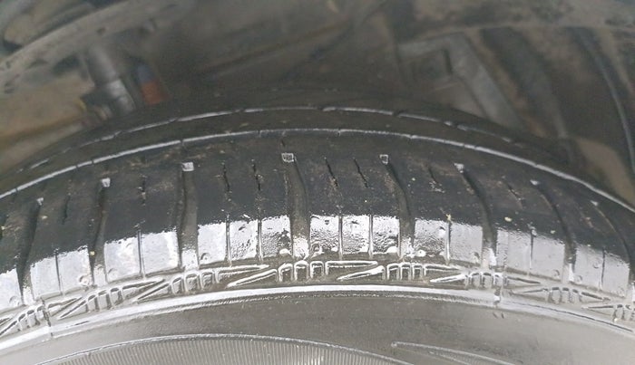 2017 Maruti Ciaz DELTA 1.4 MT PETROL, Petrol, Manual, 86,906 km, Right Front Tyre Tread