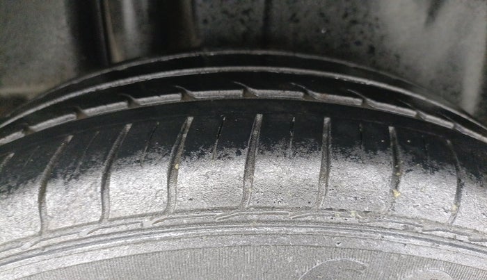 2017 Maruti Ciaz DELTA 1.4 MT PETROL, Petrol, Manual, 86,906 km, Right Rear Tyre Tread