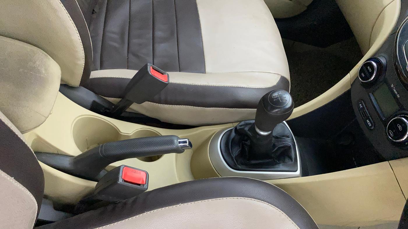 2014 Hyundai Verna FLUIDIC 1.6 VTVT SX, CNG, Manual, 60,800 km, Gear Lever