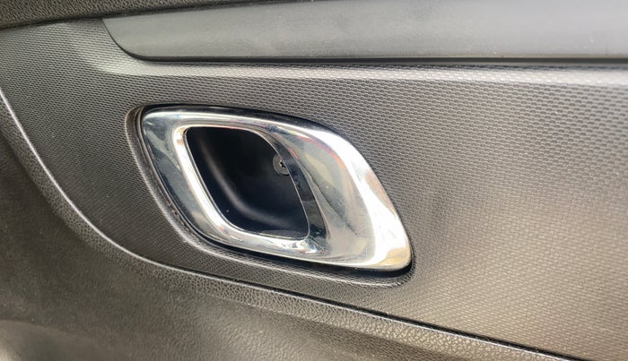 2019 Renault Kwid RXT 1.0 AMT (O), Petrol, Automatic, 60,127 km, Driver Side Door Panels Control