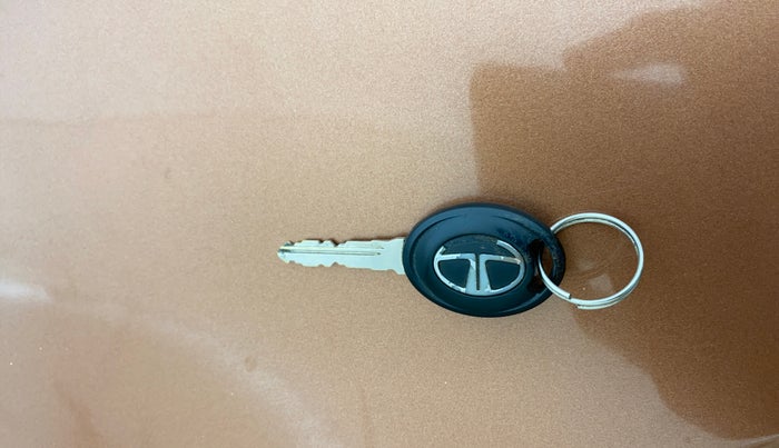 2017 Tata TIGOR XZ (O) PETROL, Petrol, Manual, 94,054 km, Key Close Up