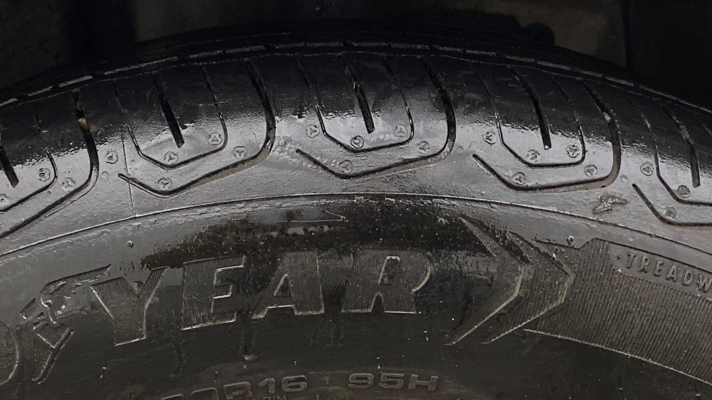 2024 Tata NEXON FEARLESS + DCA DUAL TONE 1.2 PETROL, Petrol, Automatic, 22,647 km, Left Front Tyre Tread
