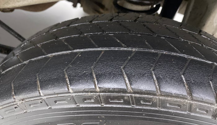 2018 Maruti Eeco 7 STR, CNG, Manual, 89,333 km, Left Rear Tyre Tread