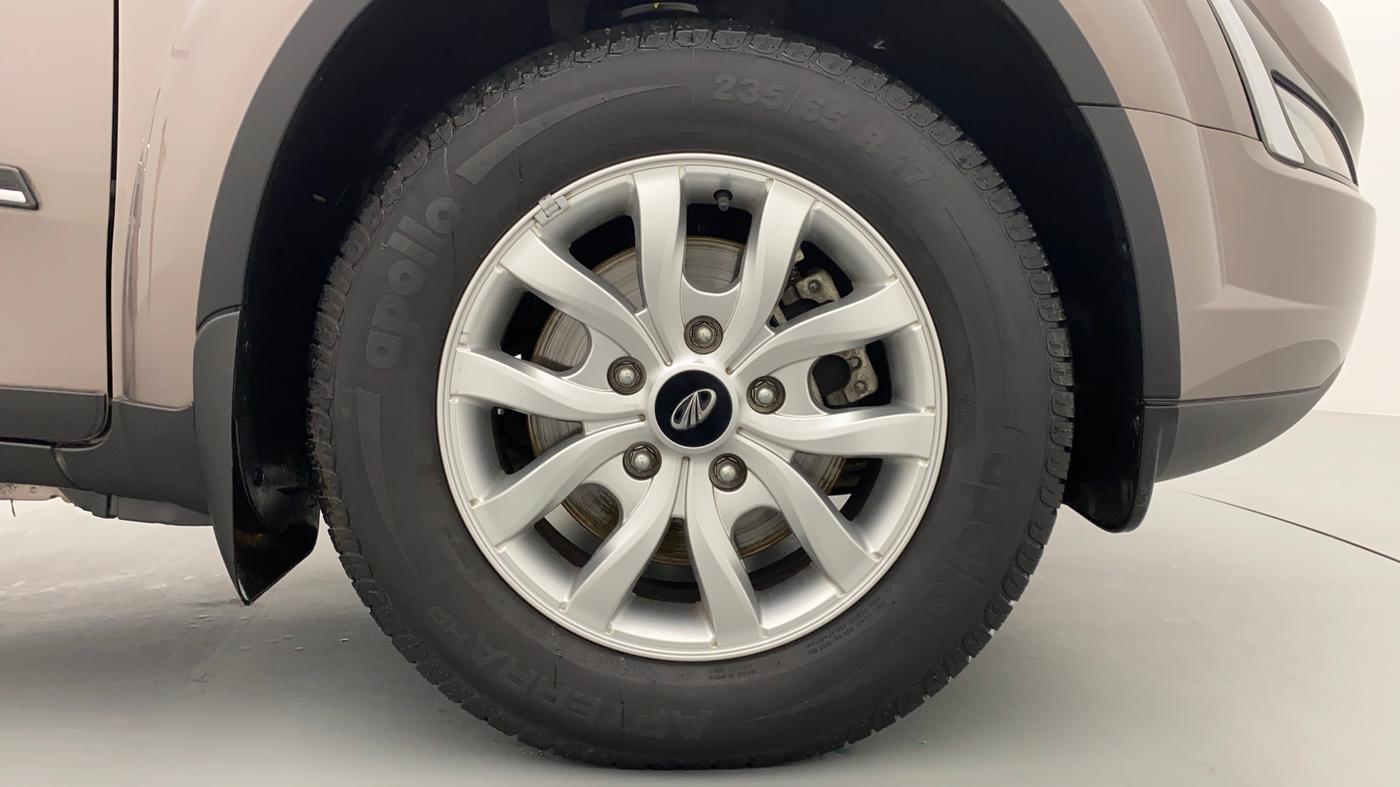 2020 Mahindra XUV500 W9, Diesel, Manual, 12,353 km, Right Front Wheel