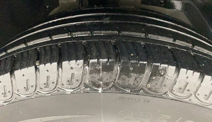 2020 Mahindra XUV500 W9, Diesel, Manual, 12,353 km, Right Front Tyre Tread