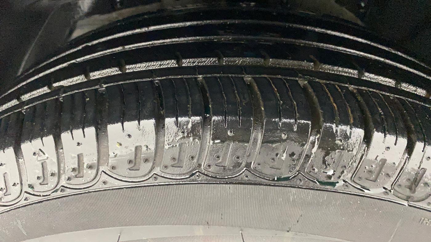 2020 Mahindra XUV500 W9, Diesel, Manual, 12,353 km, Left Front Tyre Tread