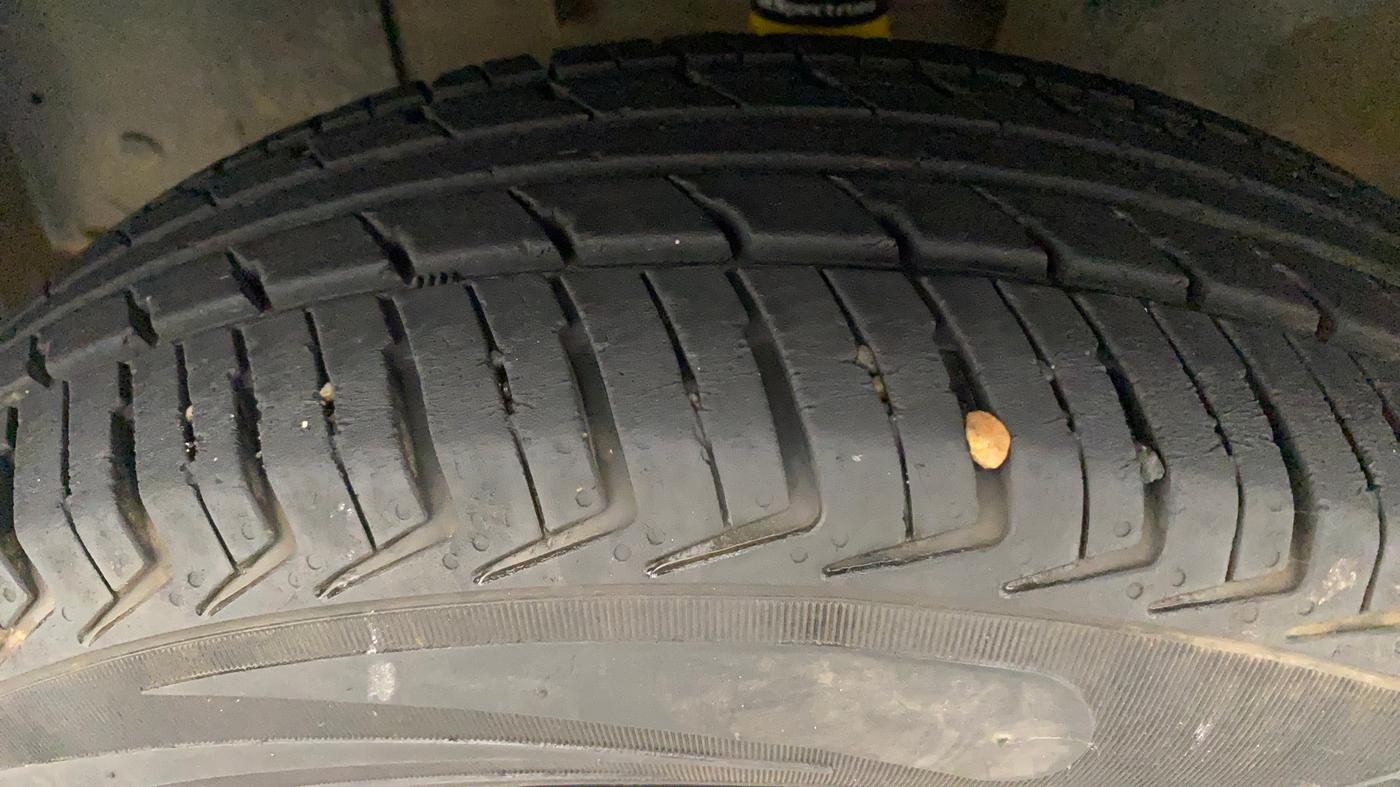 2017 Renault Kwid CLIMBER 1.0 AMT, Petrol, Automatic, 52,635 km, Left Front Tyre Tread