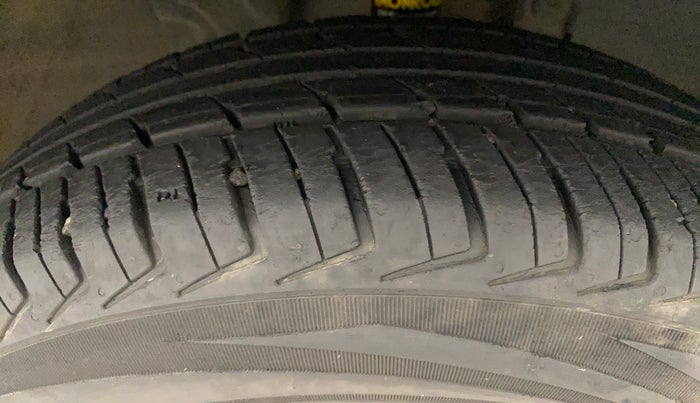 2017 Renault Kwid CLIMBER 1.0 AMT, Petrol, Automatic, 52,635 km, Right Front Tyre Tread