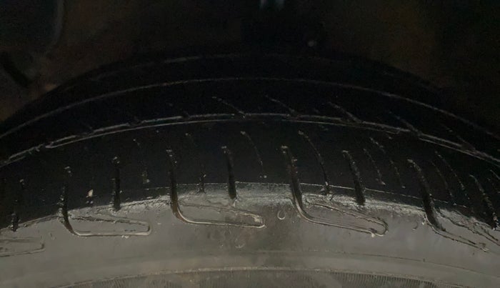 2014 Hyundai Xcent S 1.2, Petrol, Manual, 1,01,468 km, Left Front Tyre Tread