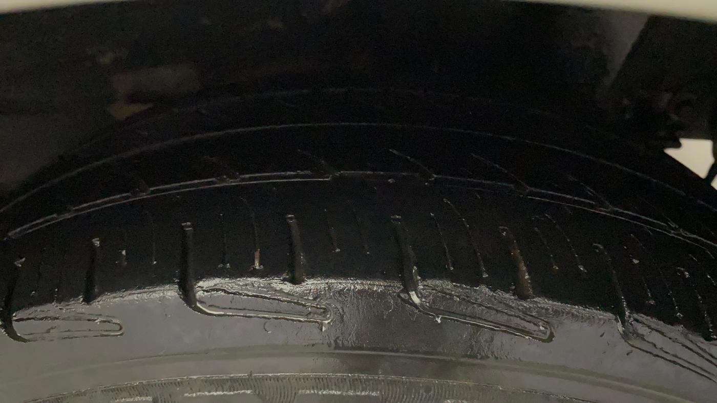 2014 Hyundai Xcent S 1.2, Petrol, Manual, 1,01,468 km, Left Rear Tyre Tread