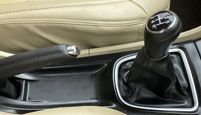 2016 Maruti Ciaz ZXI, Petrol, Manual, 37,824 km, Gear Lever