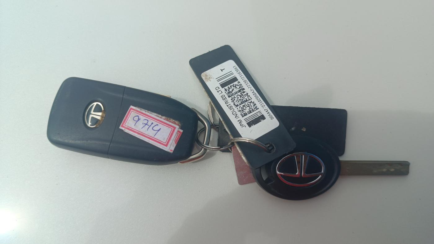 2023 Tata PUNCH ADVENTURE MT, Petrol, Manual, 36,943 km, Key Close Up