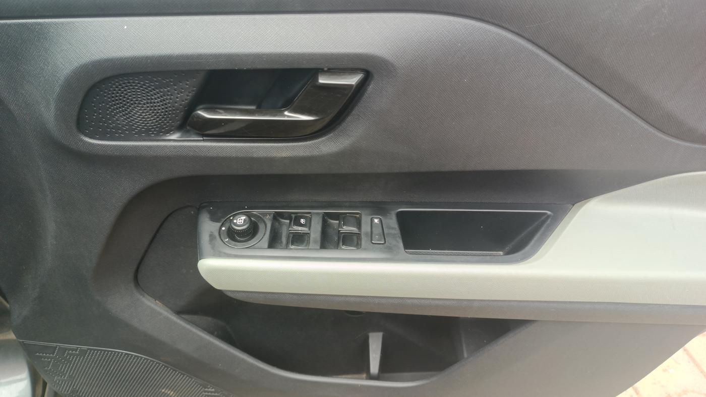 2023 Tata PUNCH ADVENTURE MT, Petrol, Manual, 36,943 km, Driver Side Door Panels Control