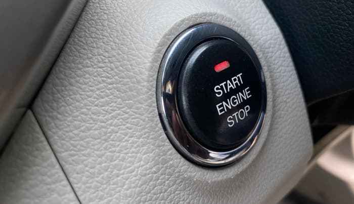 2021 Mahindra XUV300 W8 (O) 1.2 PETROL, Petrol, Manual, 1,25,922 km, Keyless Start/ Stop Button