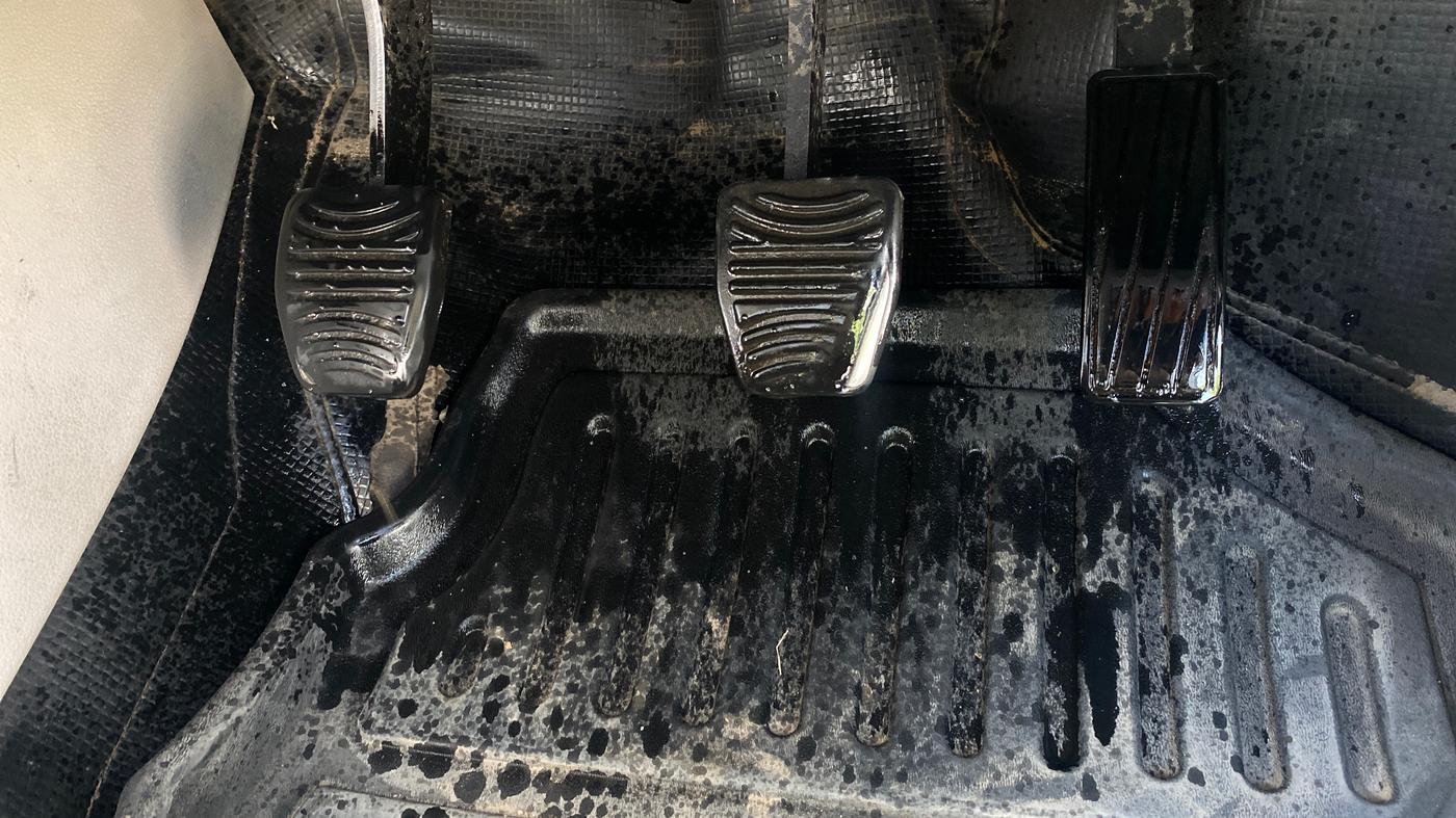 2021 Mahindra XUV300 W8 (O) 1.2 PETROL, Petrol, Manual, 90 km, Pedals