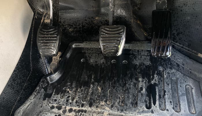 2021 Mahindra XUV300 W8 (O) 1.2 PETROL, Petrol, Manual, 1,25,922 km, Pedals