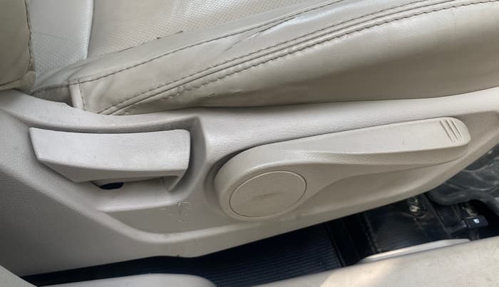2021 Mahindra XUV300 W8 (O) 1.2 PETROL, Petrol, Manual, 1,25,922 km, Driver Side Adjustment Panel