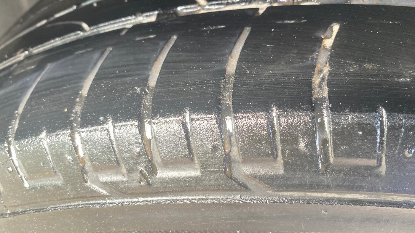 2021 Mahindra XUV300 W8 (O) 1.2 PETROL, Petrol, Manual, 90 km, Left Rear Tyre Tread