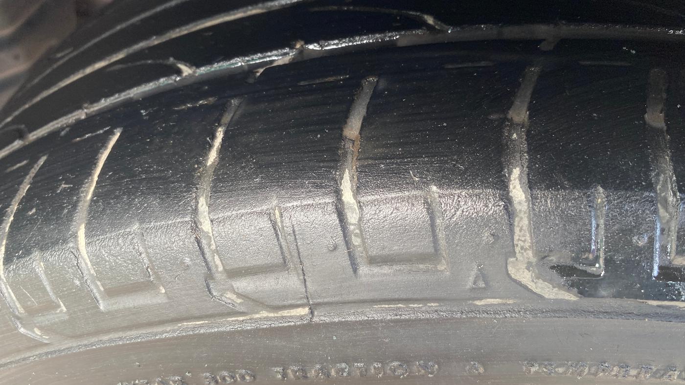 2021 Mahindra XUV300 W8 (O) 1.2 PETROL, Petrol, Manual, 90 km, Left Front Tyre Tread