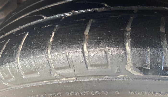 2021 Mahindra XUV300 W8 (O) 1.2 PETROL, Petrol, Manual, 1,25,922 km, Left Front Tyre Tread
