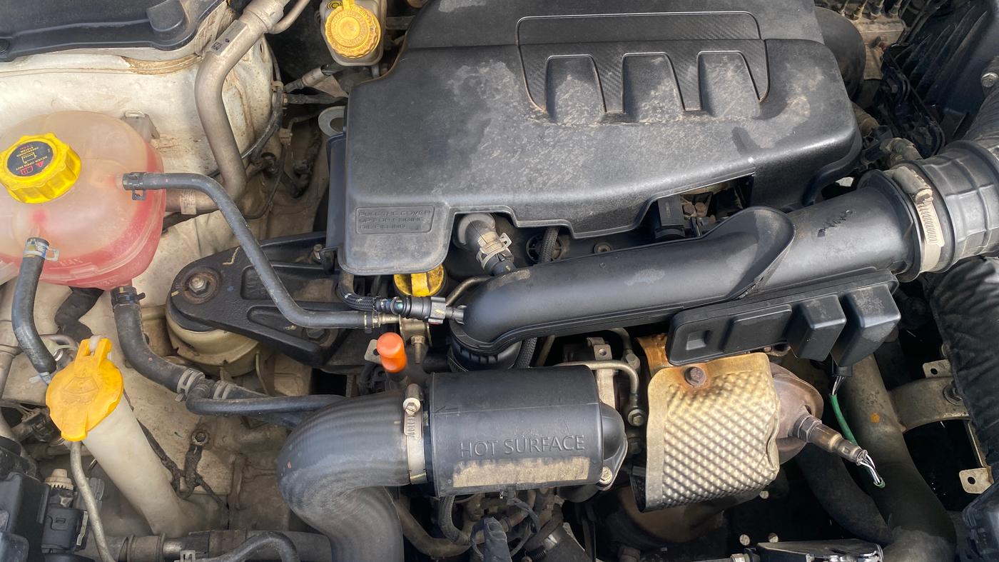 2021 Mahindra XUV300 W8 (O) 1.2 PETROL, Petrol, Manual, 90 km, Engine View - Right