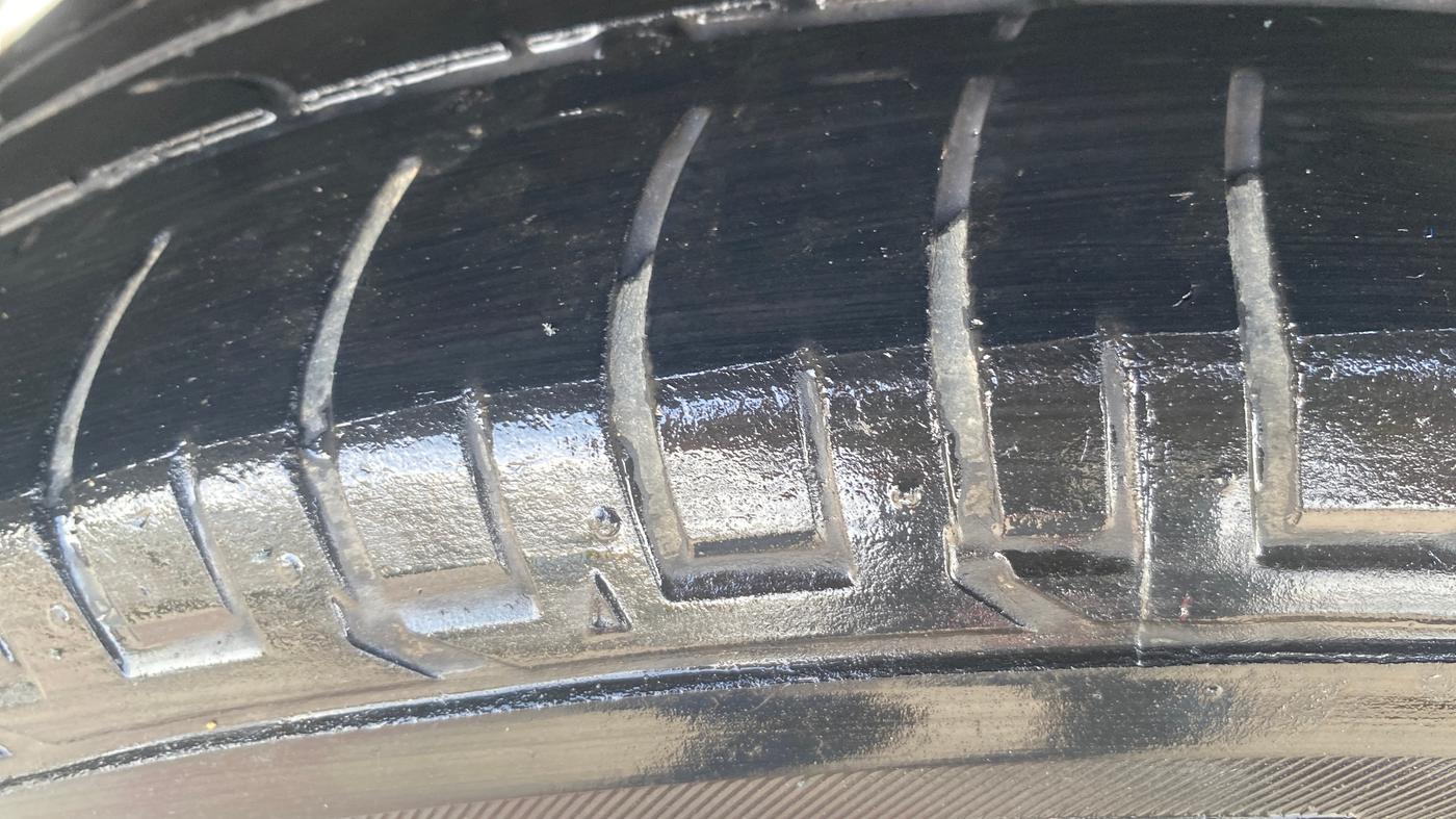 2021 Mahindra XUV300 W8 (O) 1.2 PETROL, Petrol, Manual, 90 km, Right Rear Tyre Tread