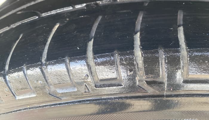 2021 Mahindra XUV300 W8 (O) 1.2 PETROL, Petrol, Manual, 1,25,922 km, Right Rear Tyre Tread