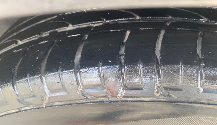 2021 Mahindra XUV300 W8 (O) 1.2 PETROL, Petrol, Manual, 1,25,922 km, Right Front Tyre Tread