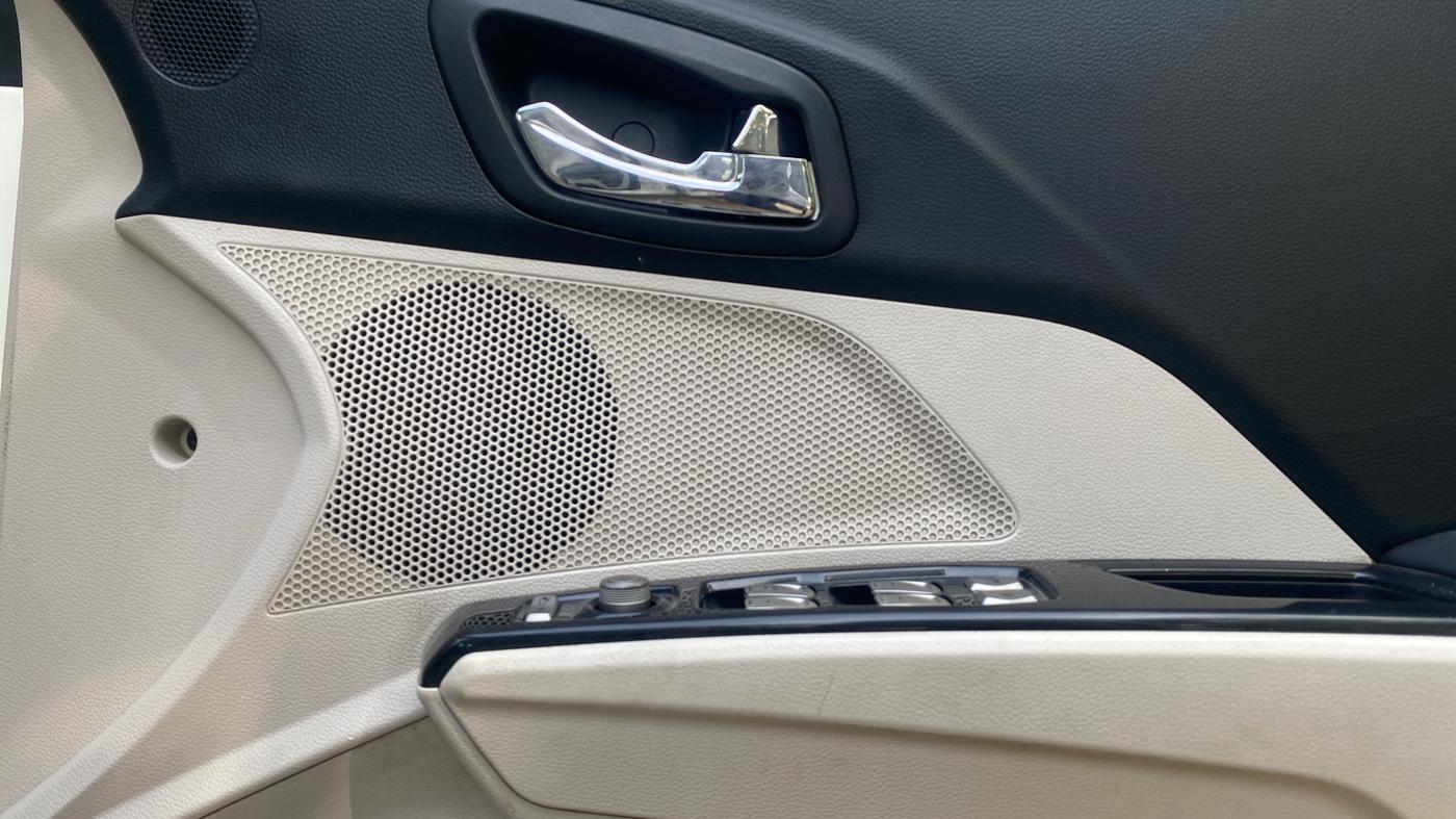 2021 Mahindra XUV300 W8 (O) 1.2 PETROL, Petrol, Manual, 90 km, Driver Side Door Panels Control