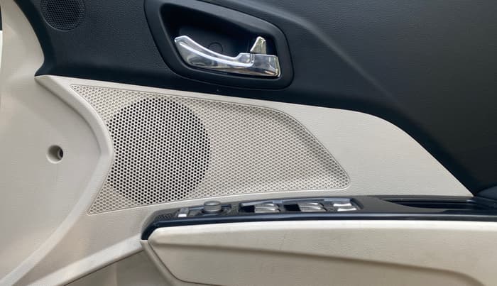 2021 Mahindra XUV300 W8 (O) 1.2 PETROL, Petrol, Manual, 1,25,922 km, Driver Side Door Panels Control