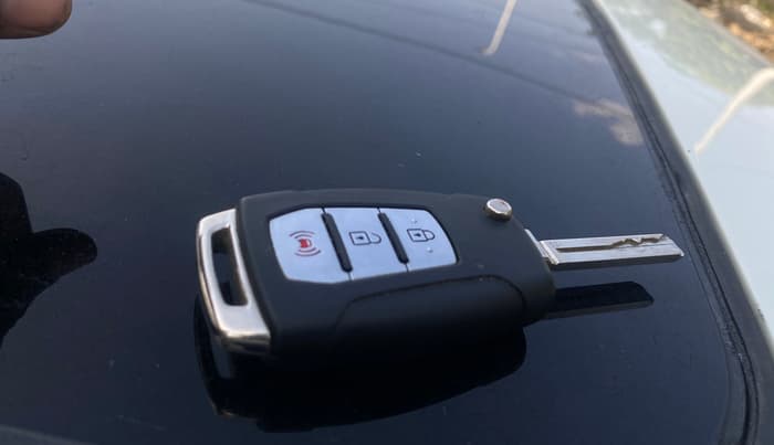 2021 Mahindra XUV300 W8 (O) 1.2 PETROL, Petrol, Manual, 1,25,922 km, Key Close Up