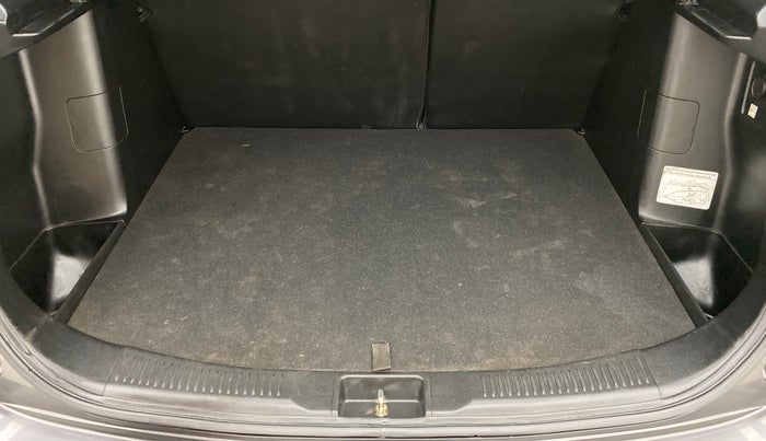 2016 Maruti S Cross ZETA 1.3, Diesel, Manual, 69,577 km, Boot Inside