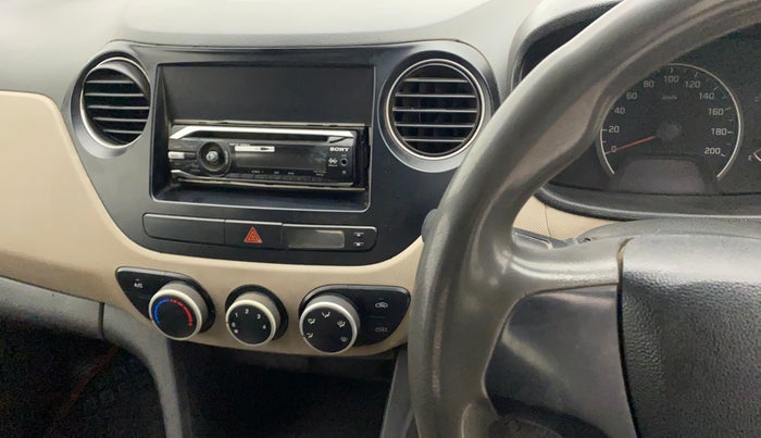 2014 Hyundai Grand i10 MAGNA 1.2 KAPPA VTVT, Petrol, Manual, 1,04,279 km, Infotainment system - Button has minor damage