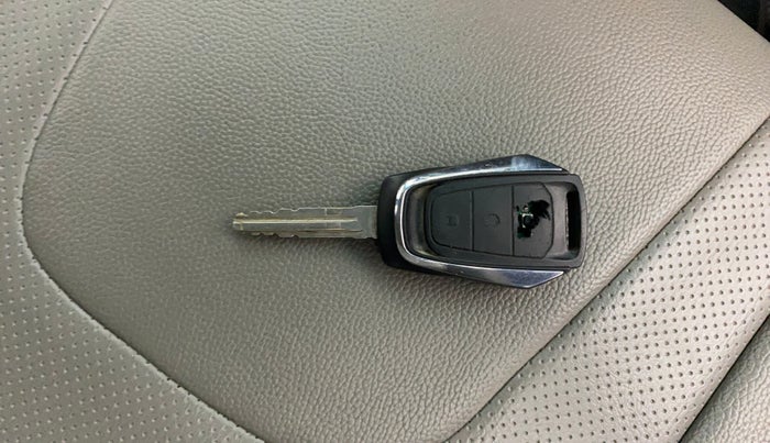 2016 Mahindra Kuv100 K6 D 6 STR, Diesel, Manual, 90,494 km, Lock system - Remote key minor damage