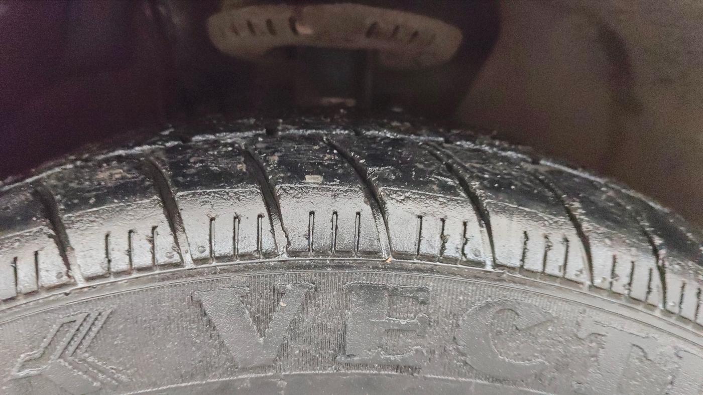 2013 Volkswagen Vento HIGHLINE 1.6 MPI, Petrol, Manual, 64,276 km, Right Front Tyre Tread