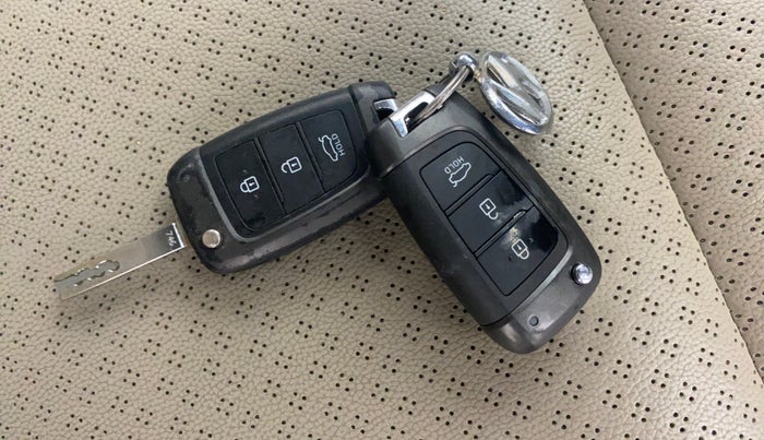 2018 Hyundai Verna 1.4 EX PETROL, Petrol, Manual, 77,257 km, Key Close Up