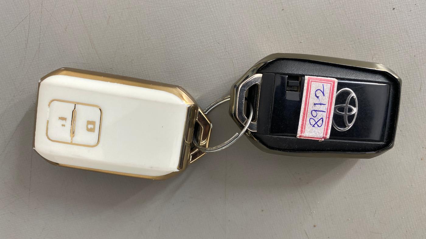 2020 Toyota Glanza V, Petrol, Manual, 43,323 km, Key Close Up