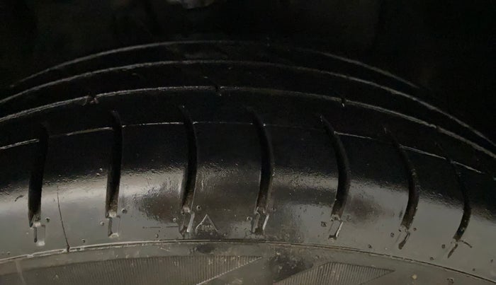 2020 Hyundai Elite i20 MAGNA PLUS 1.2, Petrol, Manual, 27,703 km, Right Front Tyre Tread