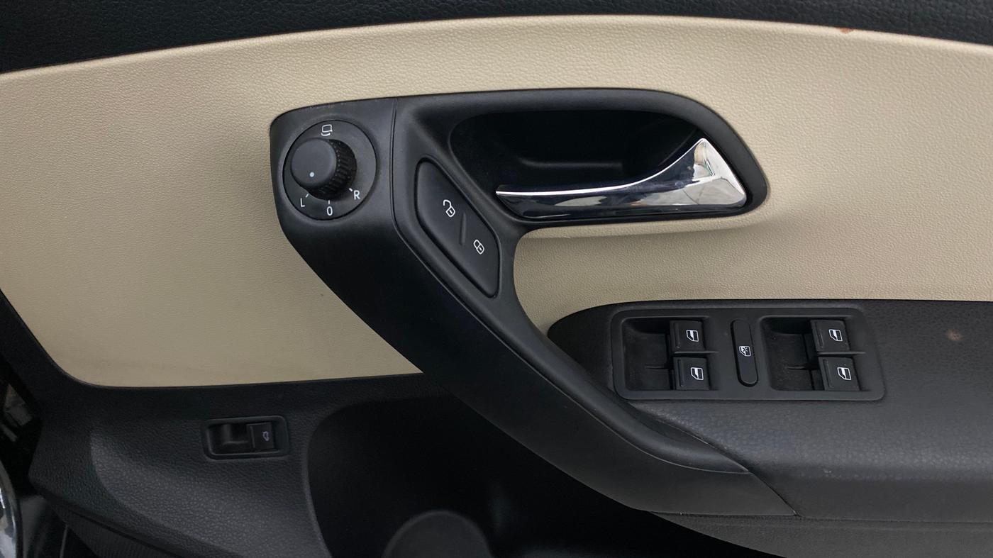 2019 Skoda Rapid STYLE 1.6 MPI, Petrol, Manual, 56,990 km, Driver Side Door Panels Control