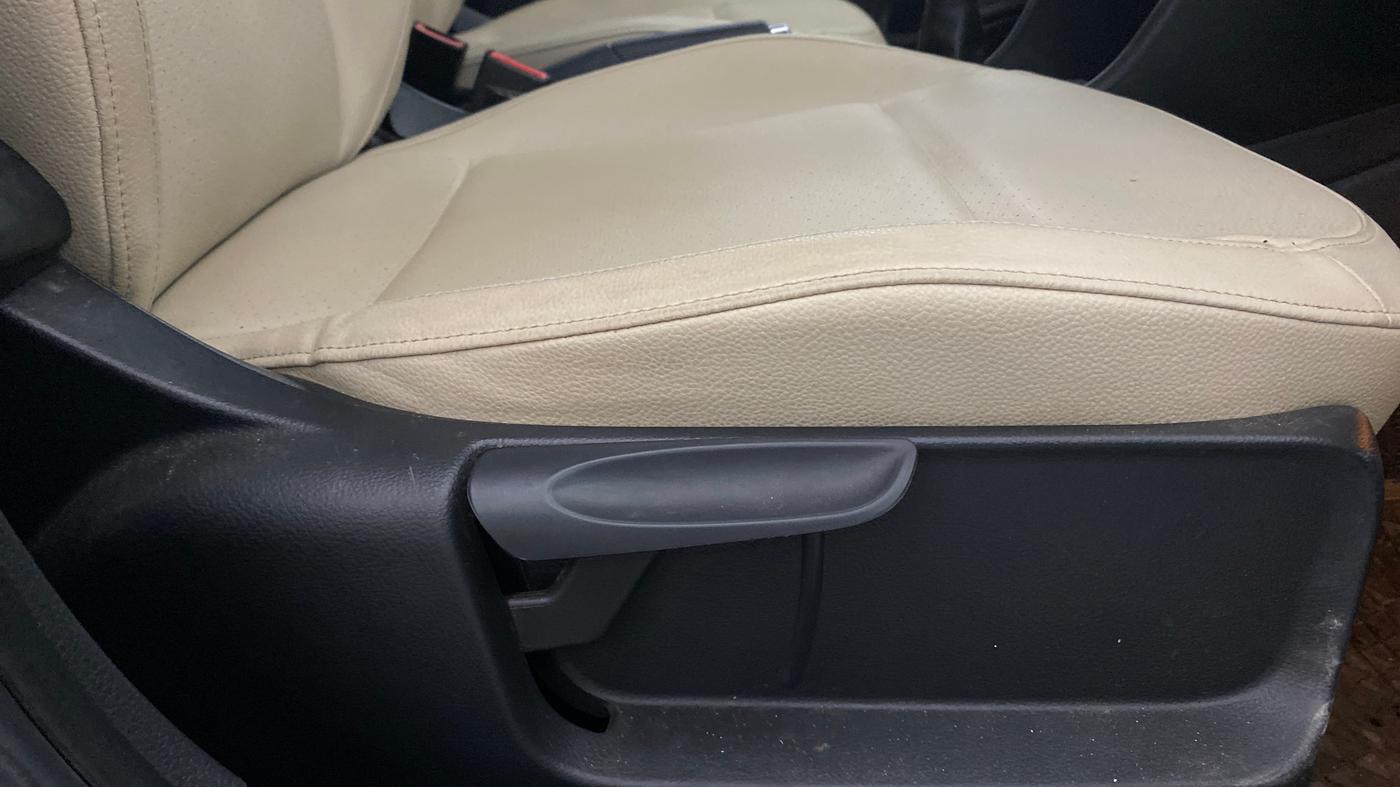2019 Skoda Rapid STYLE 1.6 MPI, Petrol, Manual, 56,990 km, Driver Side Adjustment Panel