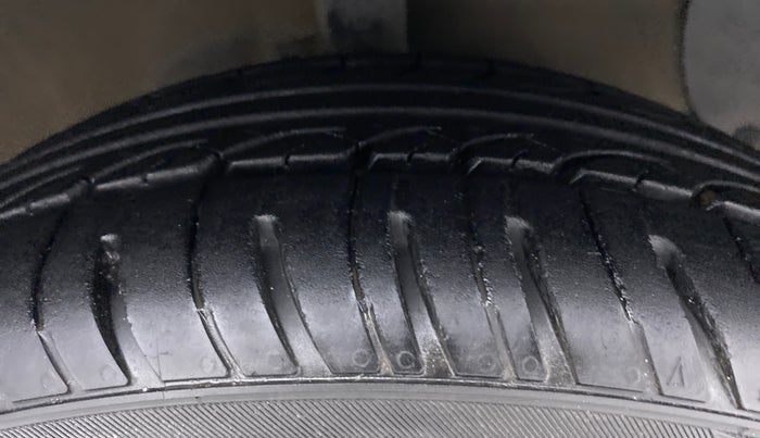 2013 Hyundai Grand i10 SPORTZ 1.1 CRDI, Diesel, Manual, 70,870 km, Right Front Tyre Tread