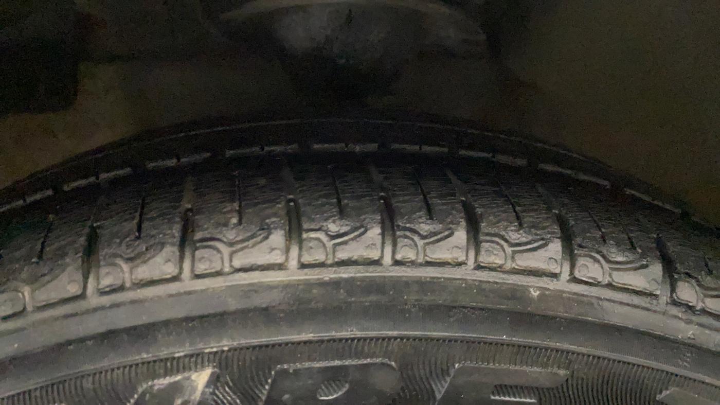 2017 Hyundai Eon ERA +, Petrol, Manual, 1,07,249 km, Left Front Tyre Tread