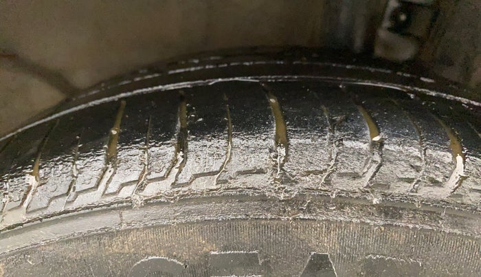 2023 Hyundai NEW I20 ASTA 1.2 MT, Petrol, Manual, 33,670 km, Left Rear Tyre Tread