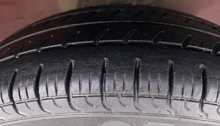 2011 Maruti Alto LXI, CNG, Manual, 85,311 km, Right Front Tyre Tread
