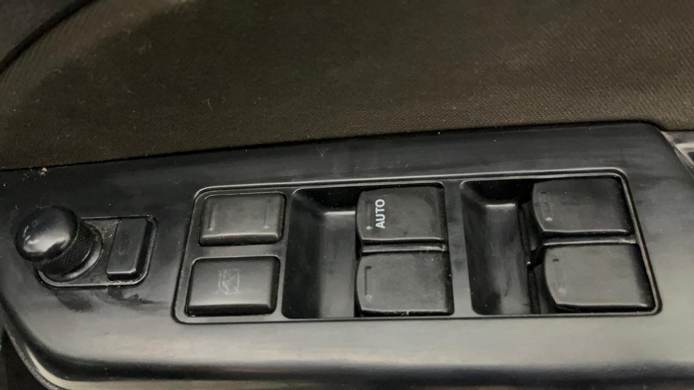 2016 Maruti Swift VXI, Petrol, Manual, 81,294 km, Driver Side Door Panels Control
