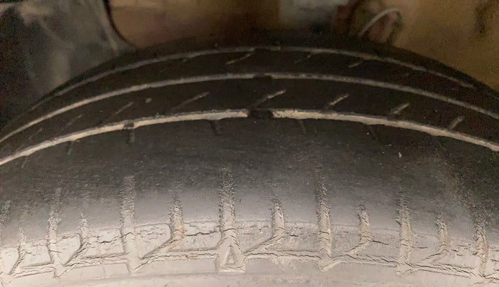 2017 Hyundai Elite i20 ASTA 1.2 (O), Petrol, Manual, 65,516 km, Left Front Tyre Tread