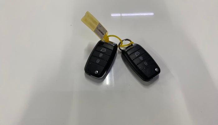 2023 KIA SONET HTK 1.5 DIESEL IMT, Diesel, Manual, 77,159 km, Key Close Up